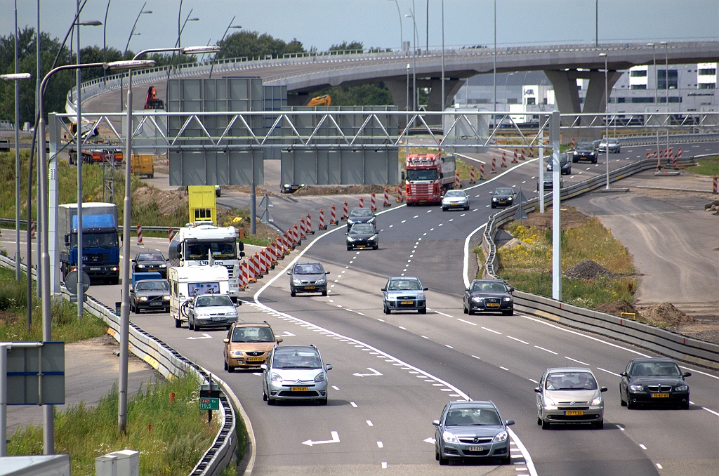 20090717-130812.bmp - Een driestrooks oversteek vinden we tussen nieuwe en oude hoofdrijbaan voor het doorgaand A2 verkeer in de richting Maastricht.