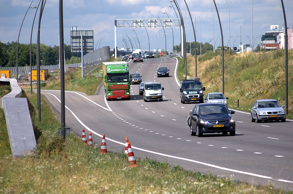 20090717-154602.bmp - De toerit in de richting Maastricht/Antwerpen in de aansluiting Veldhoven-zuid gaat over in een weefstrook naar de verbindingsweg naar Antwerpen in kp. de Hogt. Dat zou tot congestie kunnen leiden met het verkeer dat de omleidingsroute volgt...
