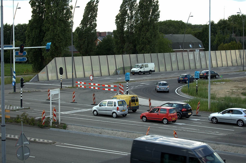 20090717-161522.bmp - En terug via de toerit. Alle verkeerslichten in de keerlus afgedekt, zodat er tijdens het keren in één keer kon worden doorgereden. Dit ten koste van de onbeschikbaarheid van de toerit in de richting Maastricht voor het overige verkeer gedurende vier dagen.