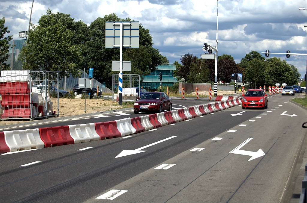 20090717-163224.bmp - De keerroute is afgescheiden van de Noord-Brabantlaan, zodat er geen vermenging plaats vindt met het lokale verkeer.