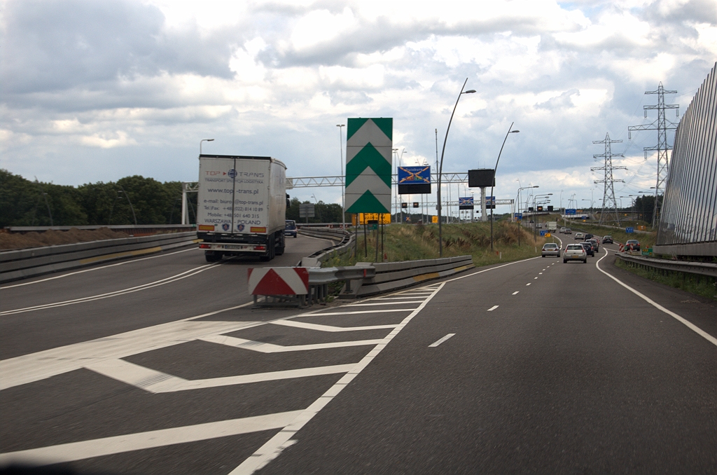 20090719-150606.bmp - De beruchte enkelstrooks doorgang van de N2 in de aansluiting Waalre. Links twee rijstroken voor de A67 in de richting Venlo. In deze situatie verandert overigens niets na het afsluitweekend in kp. Leenderheide, 24-26 juli 2009.