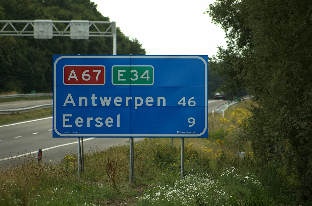 20090719-162001.bmp - 46 kilometer naar Antwerpen? In de aansluiting Veldhoven-zuid is het 79, en in de aansluiting Eersel nog 69.
