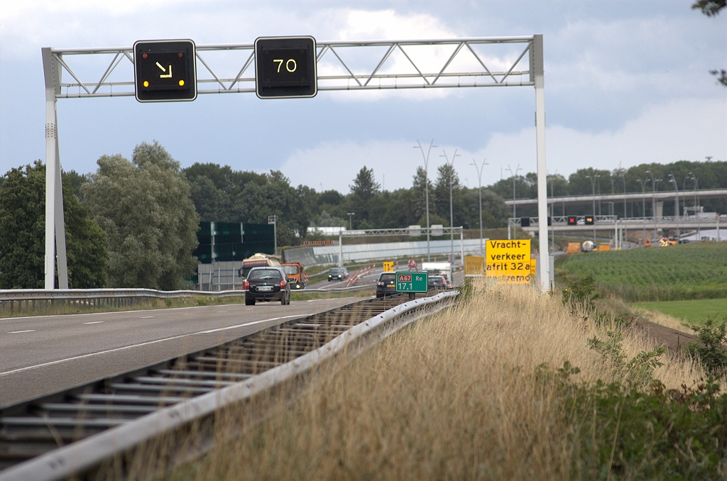 20090719-164021.bmp - Versmalling tot 1 rijstrook op de A67 vanuit de richting Antwerpen waarvan de verkeerstechnische reden niet direct duidelijk is. Misschien is het risico op incidenten als gevolg van afleiding door de sloopwerkzaamheden kleiner.
