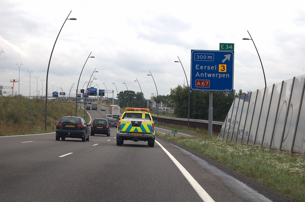 20090723-153756.bmp - Drive-by rit nummer 3: over de nieuwe verbindingsweg Amsterdam-Antwerpen. Gelukkig staat er nog een duidelijk oud (verplaatst) mastbord langs de N2.