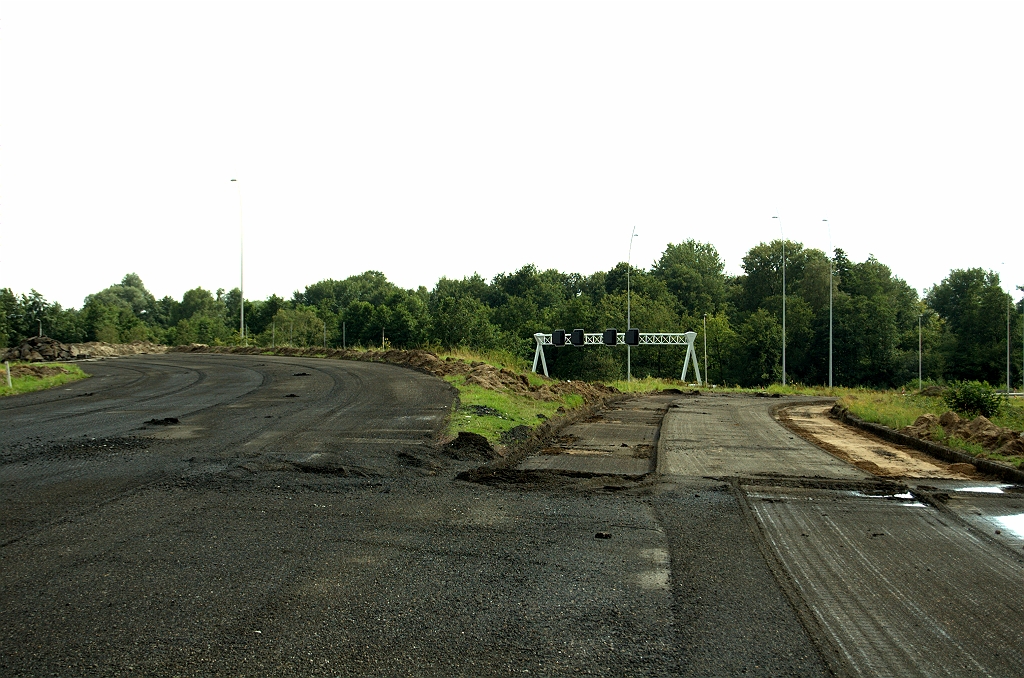 20090802-173355.bmp - En een laatste blik op de voormalige splitsing A2/A67. Misschien dat men het afgeschraapte asfalt nog hergebruikt als AGRAC fundering voor de nieuwe verbindingswegen, zoals  in het knooppunt Batadorp . Alhoewel, veel nieuwe rijbanen hoeven er niet meer te worden aangelegd in kp. de Hogt.