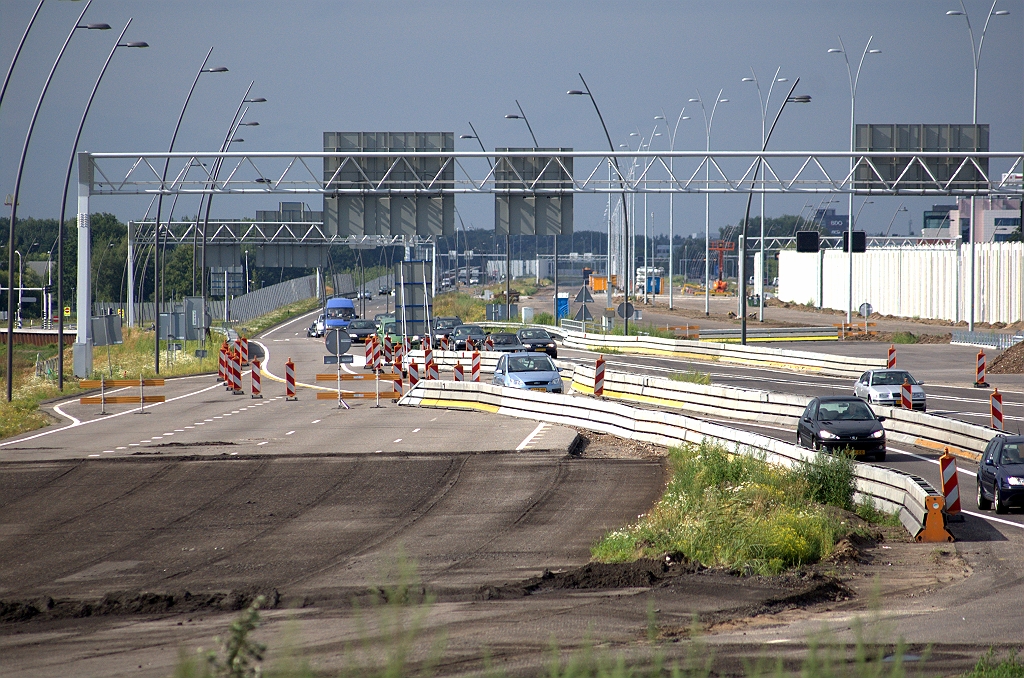 20090802-173852.bmp - Voorlopig einde van de parallelrijbaan vanuit het noorden naar kp. de Hogt, met door barriers gescheiden oversteken naar de nieuwe hoofdrijbaan en de verbindingsweg Amsterdam-Antwerpen.
