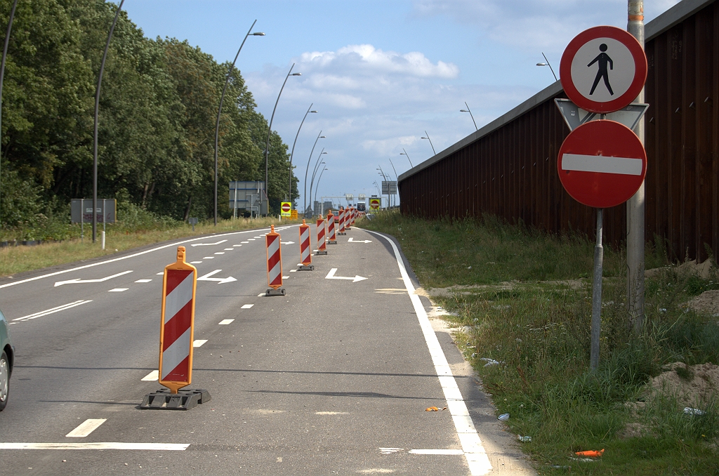20090830-142955.bmp - De afrit vanuit de richting Maastricht werd vorig jaar al verbreed zodat er twee opstelstroken naar de richting Waalre beschikbaar zijn. Na de aanstaande reconstructie kunnen die geleidebakens dus weg.