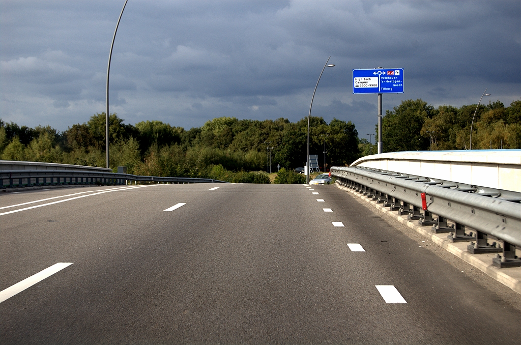 20090911-173730.bmp - De enige plek met onderbroken kantmarkeringen in de Randweg Eindhoven tot nu toe.