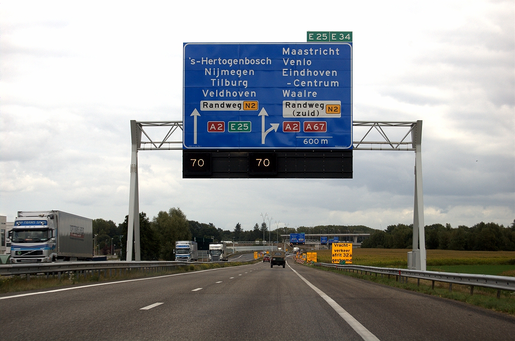 20090912-142814.bmp - Een verpletterend welkom in Eindhoven voor de weggebruiker die net 17 kilometer goeddeels lege en onverlichte A67 heeft afgelegd vanaf de grens.
