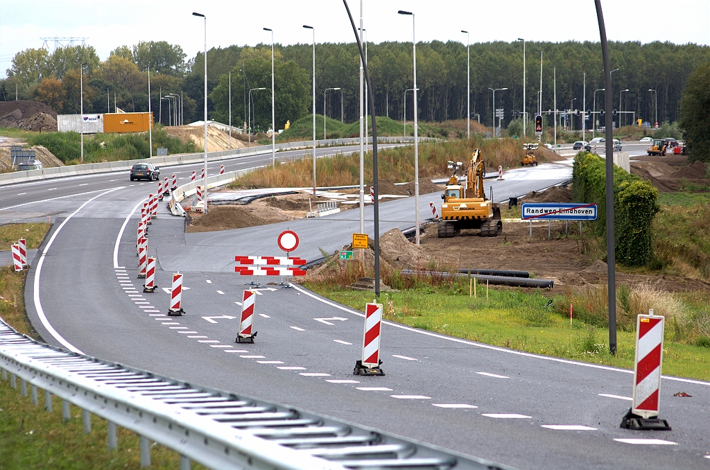 20090913-124256.bmp - Nieuw asfalt in de verbindingsweg Tilburg-Woensel, dat aansluit op het al eerder gerealiseerde deel dat via de aansluiting Ekkersrijt loopt. Er is ook een tijdelijke rijbaan aangelegd tussen de A58 en de verbindingsweg.  week 200912 