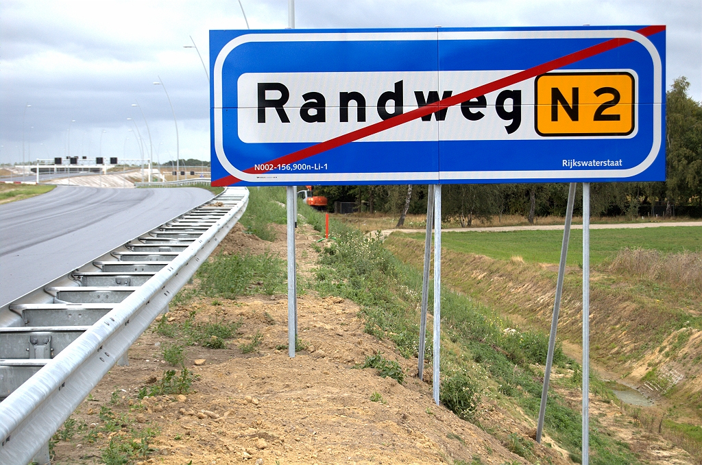 20090913-151920.bmp - De op te heffen Randweg Eindhoven loopt nu nog door over de A58 tot ongeveer de kruising met de A50 (zie de foto eerder in deze reeks). Van de maquette weten we ook dat er een  "Randweg A2 " in het verschiet ligt tussen de knooppunten Ekkersweijer en Batadorp. In een Randweg Eindhoven nieuwe stijl zou er dan dus ook een stukje "Randweg A50" moeten komen.