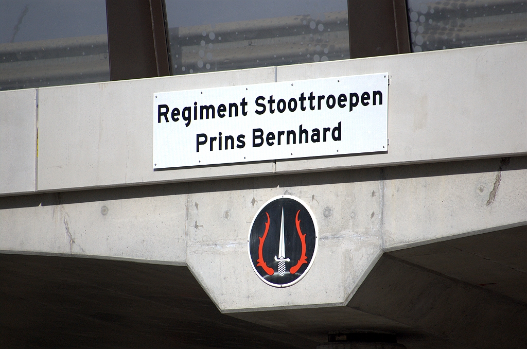 20090913-164522.bmp - Zoals gebleken doet men in de Randweg Eindhoven niet moeilijk over een nieuw bord meer of minder, zodat het naambordje op KW 13 na 4 maanden alweer is vervangen. Nu compleet met embleem van de betreffende militaire eenheid.  week 200920 