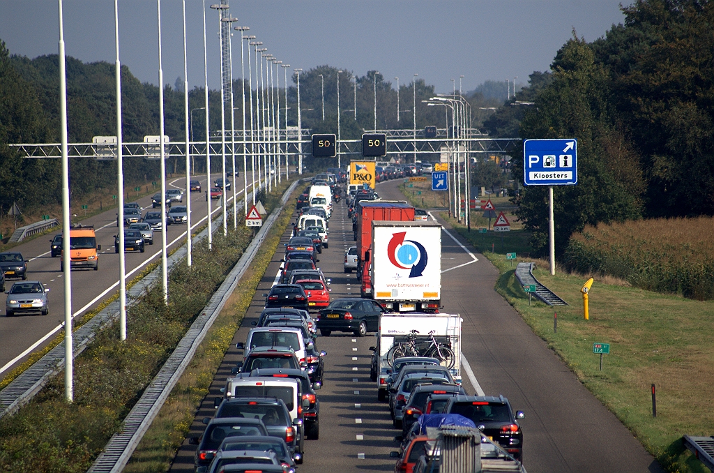 20090926-155159.bmp - Tijdens het afsluitweekend van de A58 tussen de aansluiting Best en het knooppunt Batadorp was ook de verbindingsweg Breda-Eindhoven in het knooppunt de Baars afgesloten en werd het doorgaande verkeer over de N65 en de A2 geleid. Toch was er zoveel toestroom vanaf de toeritten in de aansluitingen Moergestel en Oirschot, dat er een file ontstond voor de afrit Best, hier gezien vanaf het viaduct Eindhovensedijk, 4 kilometer westelijker.