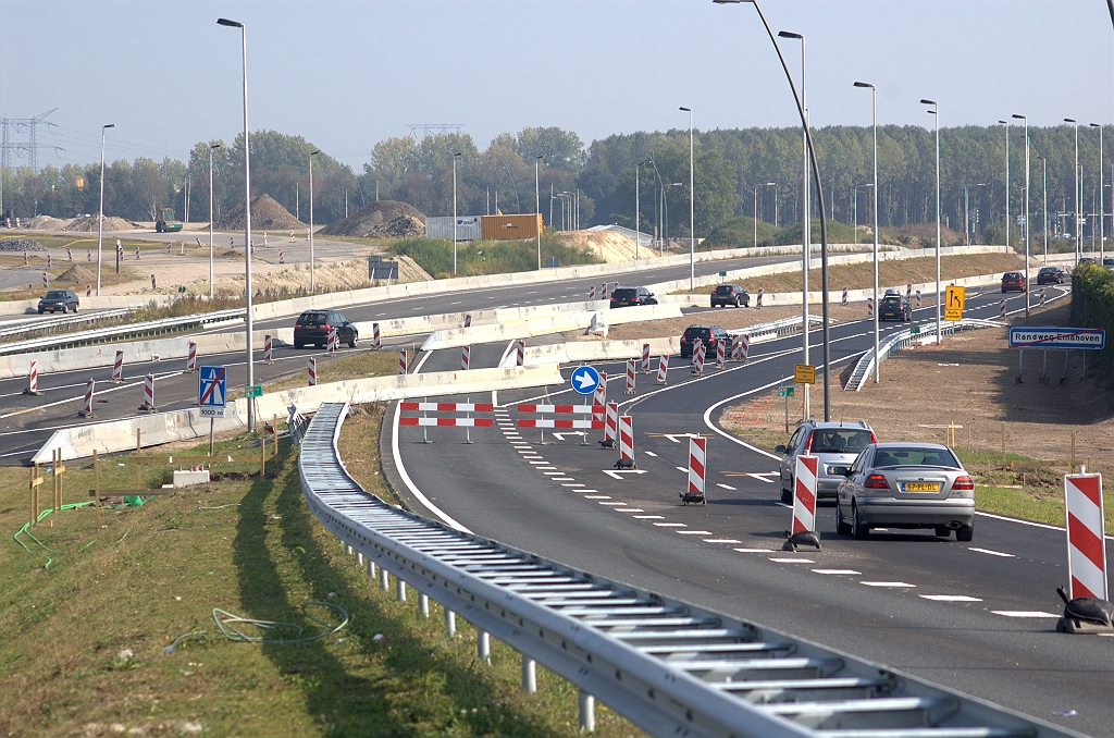 20090927-135311.bmp - Nieuw fasering in Ekkersrijt. Het A58 verkeer in oostelijke richting wordt via twee tijdelijke doorsteekjes van de vorige fasering afgeleid, waarbij de rechter rijstrook voert over de toekomstige verbindingsweg Tilburg-Woensel over de zuidelijke van drie fietstunneloverkluizingen in KW 45. Ook de toerit vanaf de aansluiting Ekkersrijt is verlegd en loopt via KW 45-zuid. Het faseringsdijklichaam in de A58-Li is daarmee verkeersvrij, maar voor eventuele aansluiting op het talud naar KW 42 (linksboven) ligt de A58-Re nog in de weg.  week 200937 