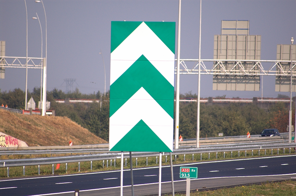 20090927-151339.bmp - Eerste hectometerbordje langs het nieuwe begin van de A50. Hij wint er 3,7 kilometer bij ten opzichte van het  oude begin bij de VRI kruising met de Kennedylaan .