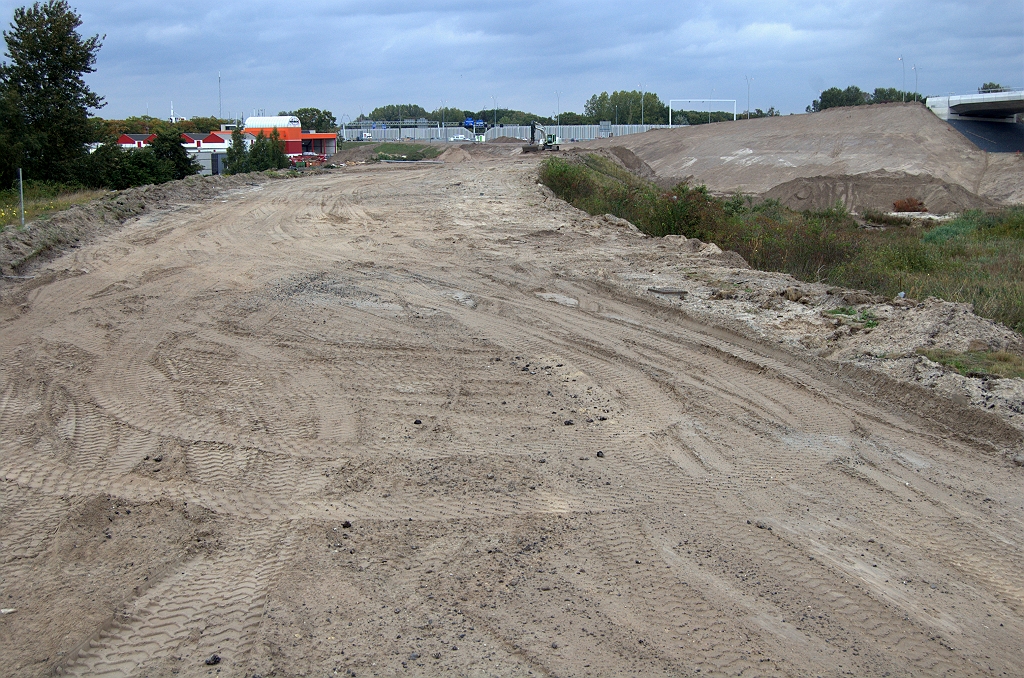 20091003-165303.bmp - Sinds 11 weken verlaten dijklichaam van de A2 richting Maastricht in het knooppunt de Hogt. Het afgraven ervan is in uitvoering. Misschien dat dat zand wordt hergebruikt voor het talud naar KW 19 (rechts).  week 200931 