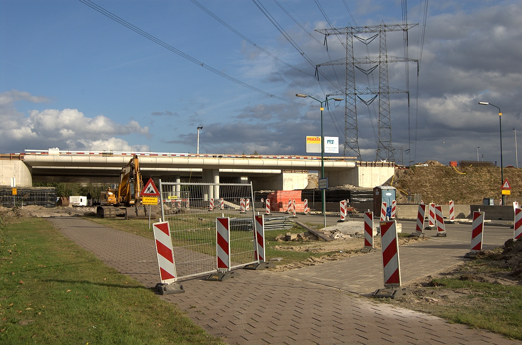 20091004-164413.bmp - Containerfietstunnel is overbodig geworden en verwijderd. Fietsverkeer thans gefaseerd over de vacante rijbaan.
