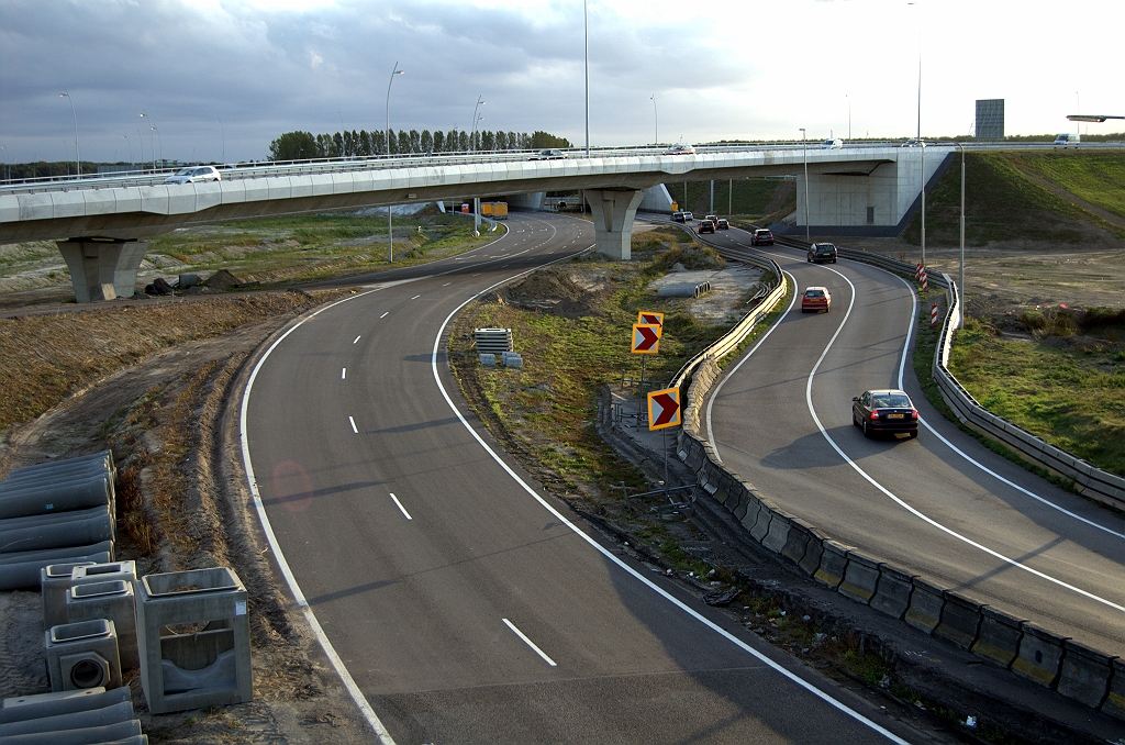 20091004-180912.bmp - Te verwijderen oude verbindingsweg Maastricht-Tilburg (links). De parallelrijbaan kan dan ook worden aangelegd tussen KW 3 en KW 5 (nog net zichtbaar achter KW 4C). Het verkeer dat nu over de fasering rechts rijdt zou dan via de eerder te realiseren hoofdrijbaan vanaf KW 3 kunnen worden geleid, en vlak voor KW 5 weer terugslingeren naar de parallelrijbaan. Daartoe  lijkt al oversteekasfalt te zijn aangelegd .  week 200919 