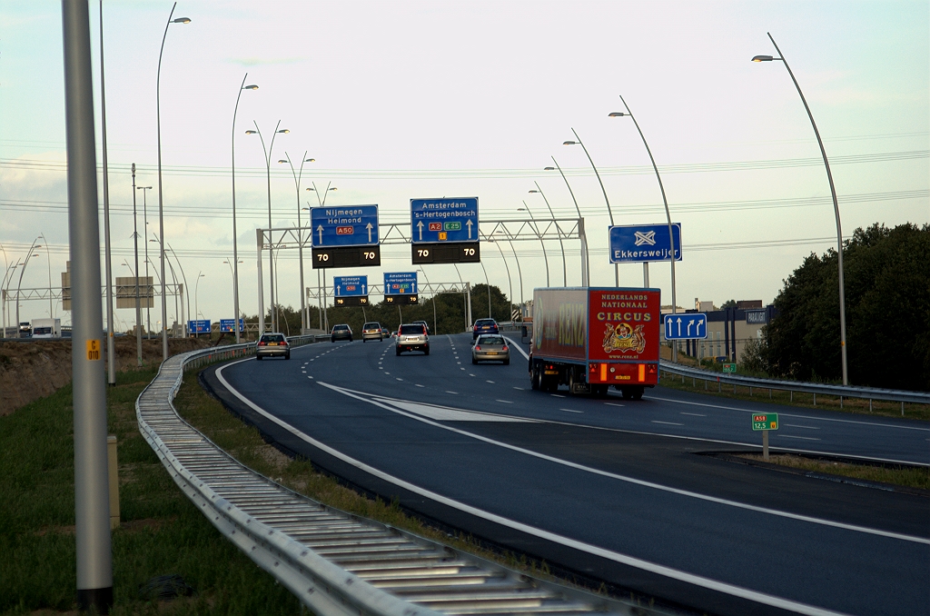 20091004-181549.bmp - Samenkomst verbindingsweg Tilburg-Nijmegen met de A2, een week in verkeer. Tevens einde van de A58.  week 200938 
