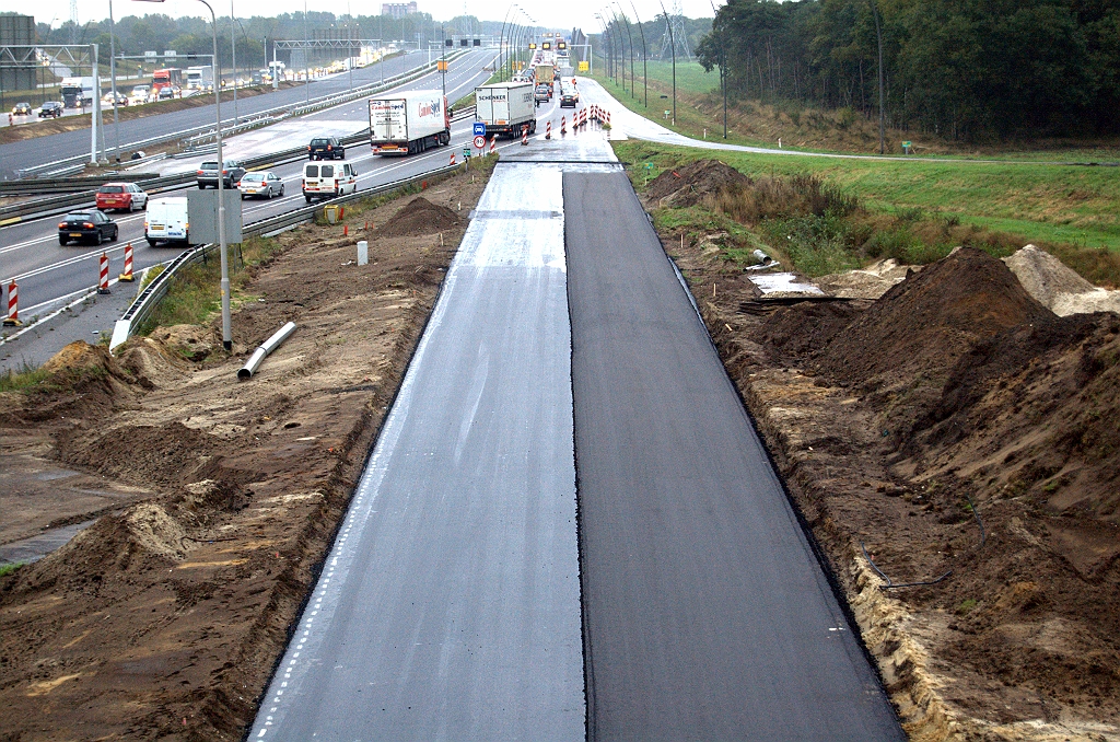 20091007-171804.bmp - Al wat lagen asfalt in de doorgetrokken parallelrijbaan onder KW 27, maar nog geen ZOAB.  week 200939 