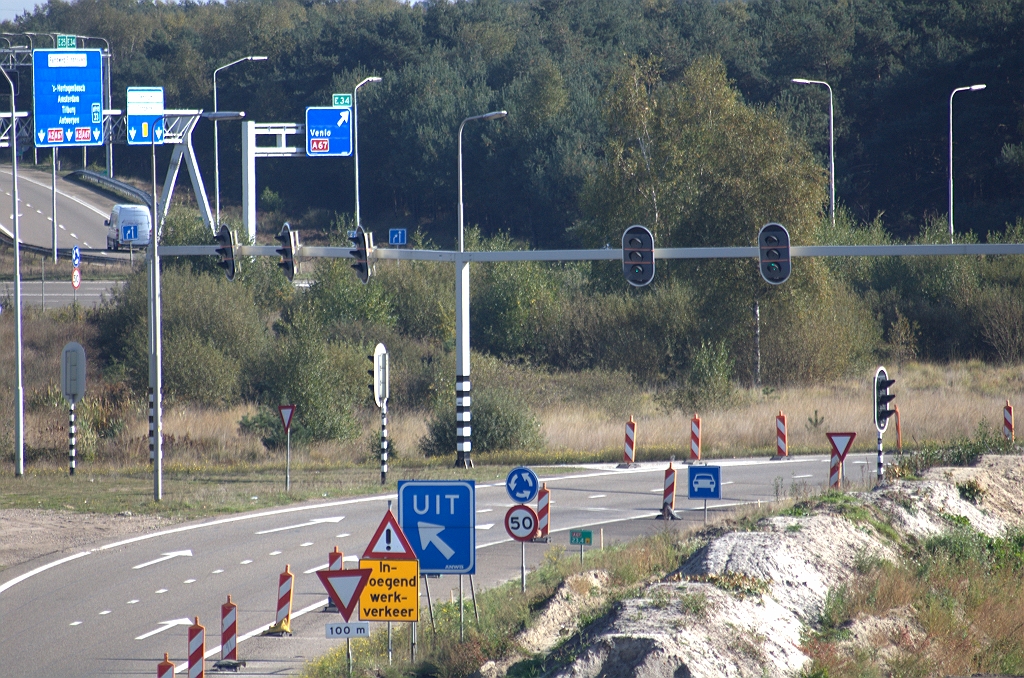 20091018-130924.bmp - ...zodat er nog een set verkeerslichten is gecamoufleerd en het verkeer vanaf de parallelrijbaan uit de richting Amsterdam zonder te wachten de rotonde op kan rijden.