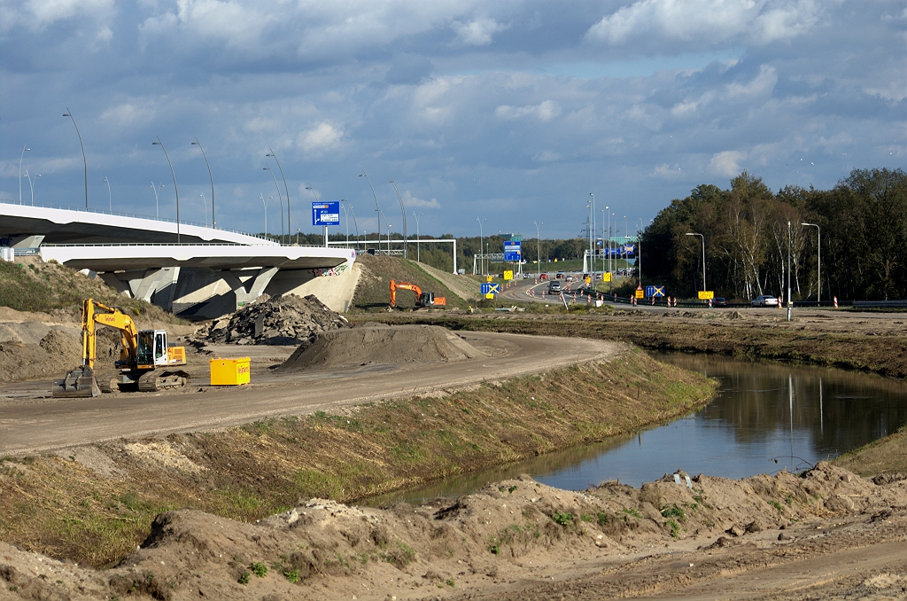20091018-145930.bmp - De Dommel in kp. de Hogt ligt nu nog ingeklemd tussen verbindingswegen. Per 16 november komt aan die situatie een einde als het verkeer op de tijdelijke A67 bypass (rechts) wordt verplaatst naar KW 25 (lage brug links) en KW 26 (buiten beeld).
