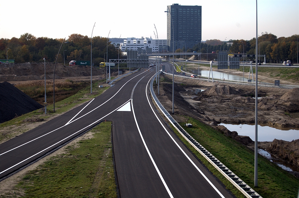 20091028-154524.bmp - Per 16 november komt daar de verbindingsweg Antwerpen-Venlo bij, naar zowel hoofd- als parallelrijbaan. In de eindsituatie is het gas terug van 120 naar 80 op de rijbaan links in beeld.