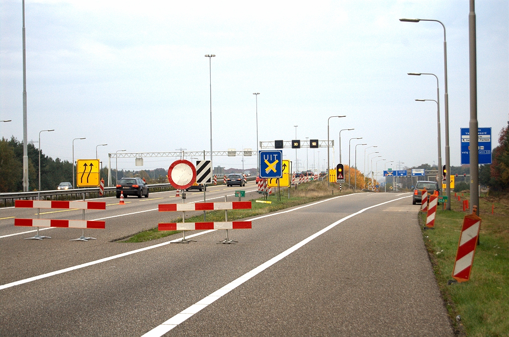 20091031-172739.bmp - Voorafgaand aan de afsluiting van de A67 vanuit de richting Venlo in kp. Leenderheide is eerst de afrit naar de rotonde enkele uren afgesloten.