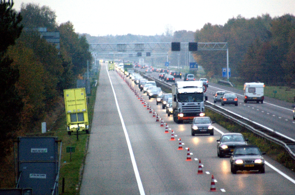 20091031-173949.bmp - Ruime afzetting van de rechter rijstrook vanuit de richting Venlo, ter beveiliging van het werkvak.
