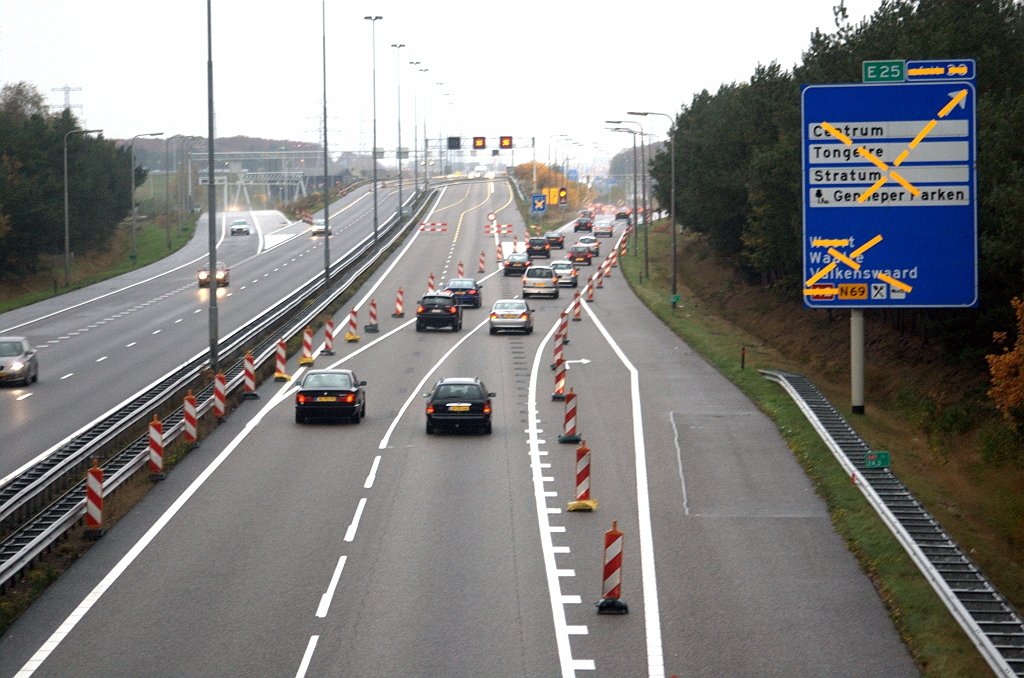 20091101-165415.bmp - Het resultaat, een dag na de omzetting van het A67 verkeer naar de rotonde. Een situatie die tot in februari 2010 blijft bestaan.