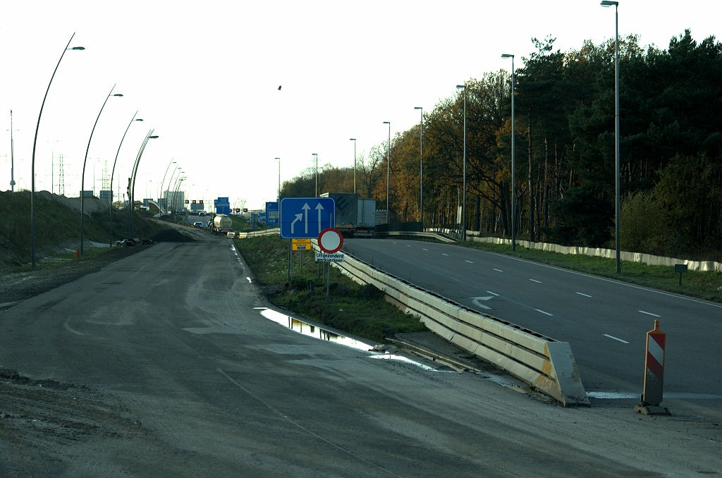 20091114-163851.bmp - Bergen afschraapsel verwijderd op de start van de parallelrijbaan (definitieve ligging) bij de rotonde Leenderheide. Als we een gokje mogen wagen, wordt die niet in gebruik genomen zolang al het A67 verkeer vanuit de richting Venlo nog over de rotonde wordt geleid.  week 200945 