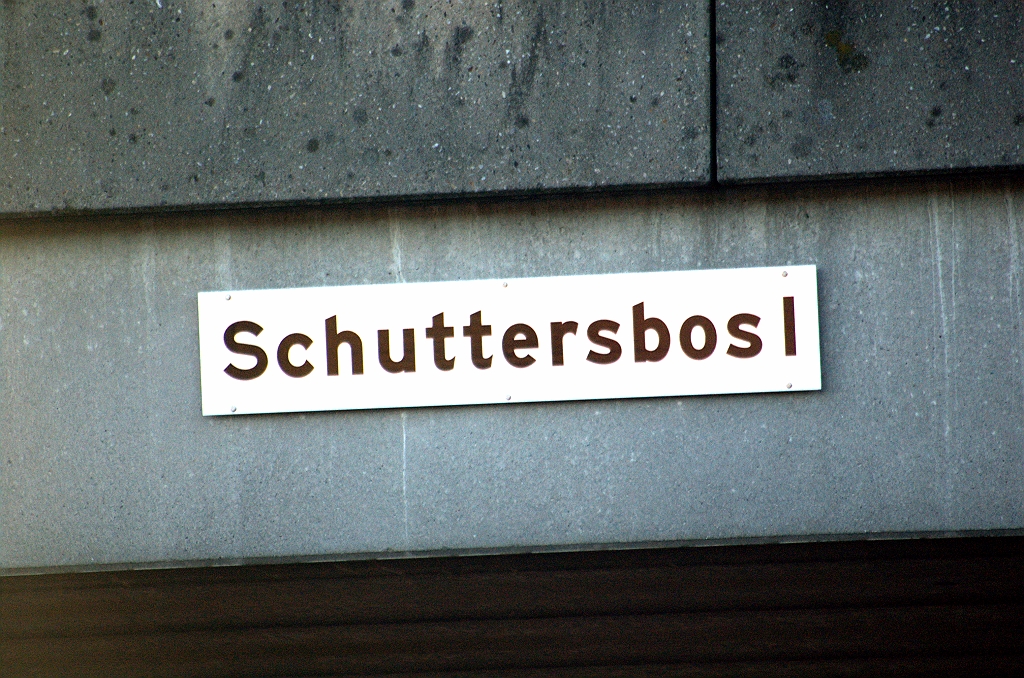 20091114-163946.bmp - ...het aanbrengen van een naambordje. Schuttersbos is een woonwijkje bij het Floraplein, de rotonde die men tegenkomt als men vanaf kp. Leenderheide stadinwaarts rijdt.