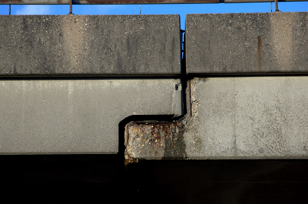 20091114-165458.bmp - Verwijderen van de voegovergangen heeft direct gevolgen voor de waterhuishouding in het kunstwerk: hemelwater sijpelt overal tussen en langs. Toch lijkt er ook met hardere hand aan het beton te zijn gewerkt.  week 200945 