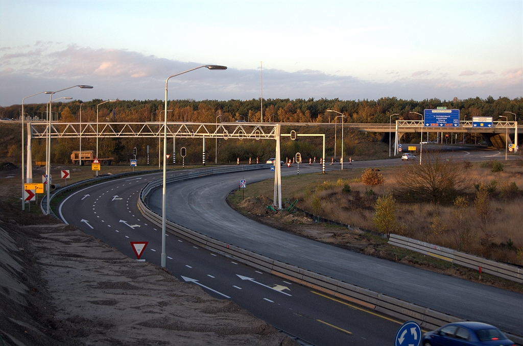 20091114-173053.bmp - Bewegwijzeringsportaal nu volledig leeggehaald in de verbindingsweg van de A2 Maastricht naar de rotonde.  week 200945 