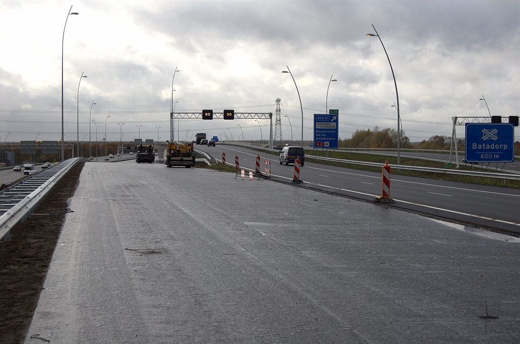 20091115-142129.bmp - A2 hoofdrijbaan in de splitsing met de N2 in kp. Ekkersweijer, een week of twee voor openstelling. ZOAB-gereed asfalt lag er vorige week ook al. De activiteit is thans het aanbrengen van geleiderail.  week 200945 