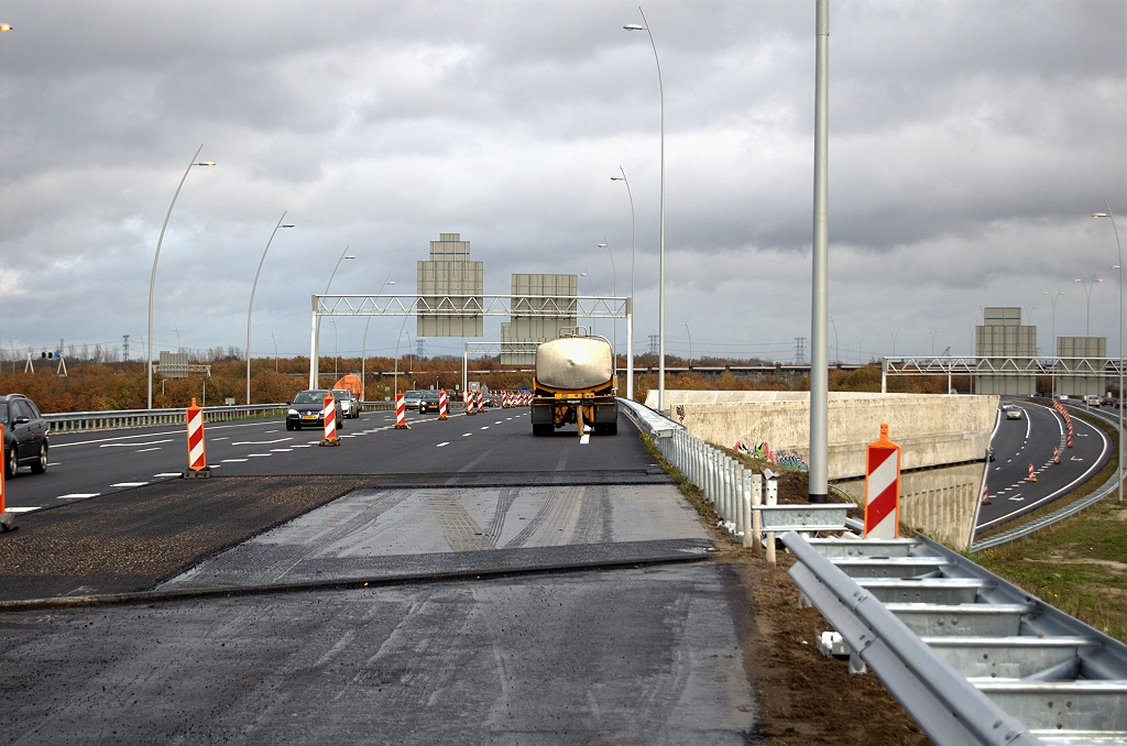 20091115-142227.bmp - Voor de duidelijkheid nog even 180 graden draaien waar we de A2 vanuit de richting Amsterdam zien splitsen op KW 1. Rechtsonder de A50 vanuit de richting Nijmegen die sinds enige weken weer twee rijstroken heeft in het knooppunt Ekkersweijer.