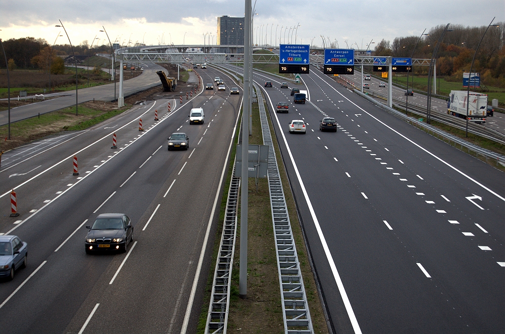 20091115-161922.bmp - In kp. de Hogt oost lijken de asfaltwerken in de zuidelijke parallelrijbaan gereed.