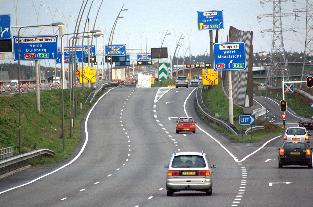 20091115-171655.bmp - Met de openstelling van de hoofdrijbaan in de richting Venlo, ook al is het maar met 1 rijstrook, lijkt het een goed idee om ook deze congestiegevoelige situatie in de aansluiting Waalre te wijzigen. De enkelstrooks uitvoeger voor het doorgaande A2 verkeer in de richting Maastricht zou dan verdubbeld kunnen worden ten koste van een enkel strookje in het oversteekje naar de A67.  week 200930 