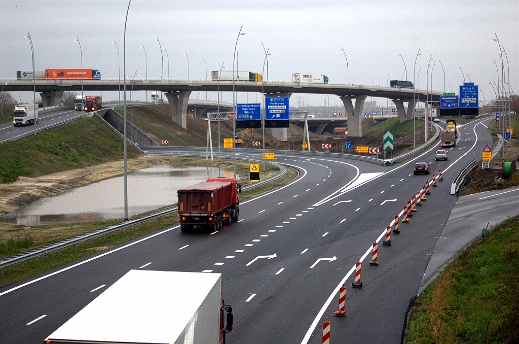 20091116-104323.bmp - Vierde relatie vanuit de richting Antwerpen, die naar de parallelrijbaan in de richting Waalre (en tijdelijk Maastricht), sinds enige uren in verkeer.