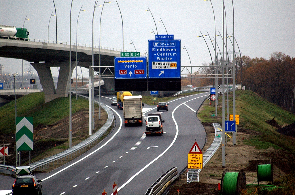 20091116-104411.bmp - De grote meerderheid van het (vracht-)verkeer kiest echter de hoofdrijbaan in de richting Venlo.