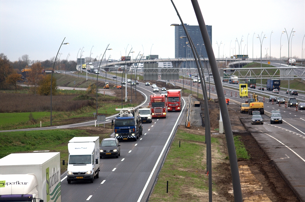 20091116-133835.bmp - Nieuw parallelbaanwegvak in verkeer. Geen verkeersbeperkingen in het doorlopende weefvak tussen de verbindingsweg vanuit de richting Antwerpen en de afrit high tech campus.