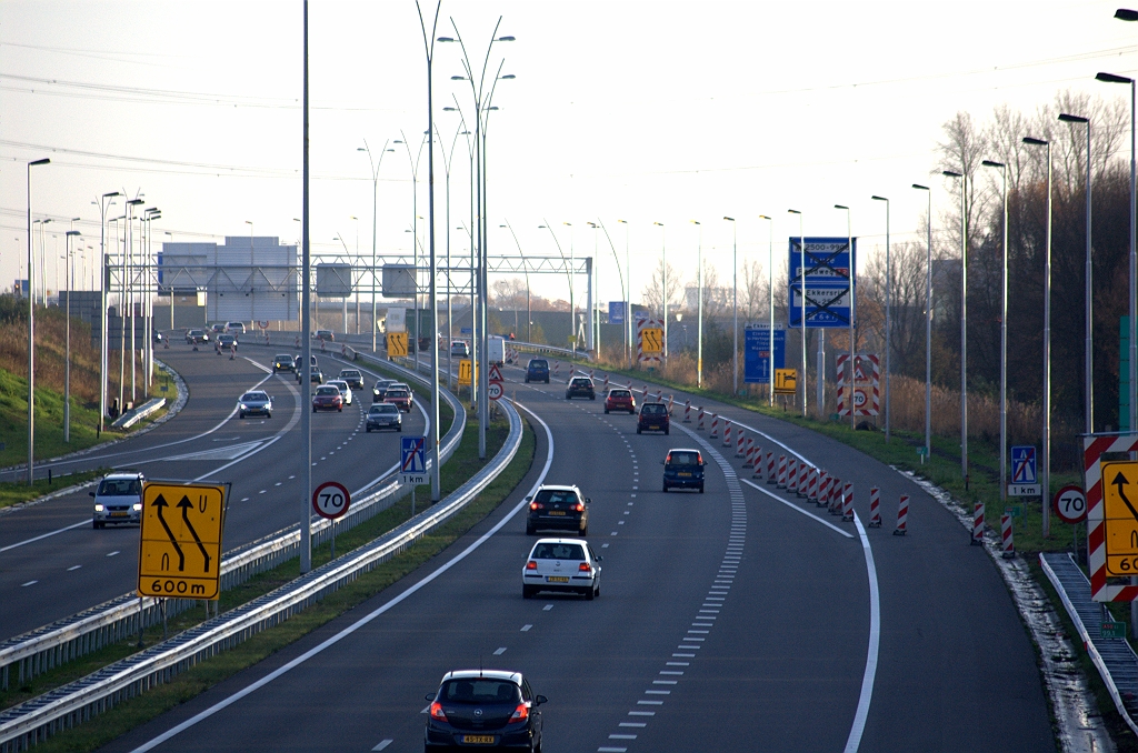 20091121-163439.bmp - Verdergaande blokkering van het zicht op de A50 vanaf het viaduct in de aansluiting Son en Breugel. Oorzaak: nieuwe portalen voor bewegwijzering en signalering op de rijbaan in de richting Nijmegen.  week 200941 