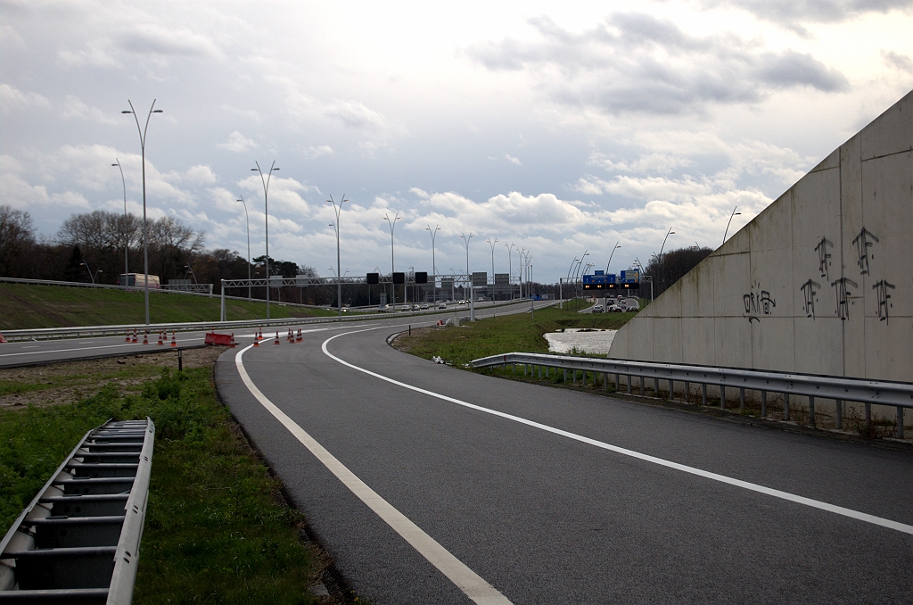 20091129-142025.bmp - Dat komt door de verbindingsweg Breda-Maastricht, die onder KW 6 vandaan komt en zich als rijstrook 3 bij de A2 voegt. Is hij gereed voor in-verkeername per week 50?