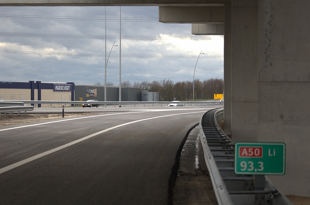 20091129-151739.bmp - Laatste bordje voordat de verbindingsweg overgaat in de A2. Er is geen toevoeging (a-z), enkel de toevoeging "Li". De verbindingsweg Nijmegen-Maastricht in kp. Ekkersweijer maakt dus deel uit van de A50  hoofdrijbaan . De rechtdoorrichting vanuit Nijmegen is echter de verbindingsweg naar de N2 en de A58, maar die is genummerd met het toevoegsel "e".