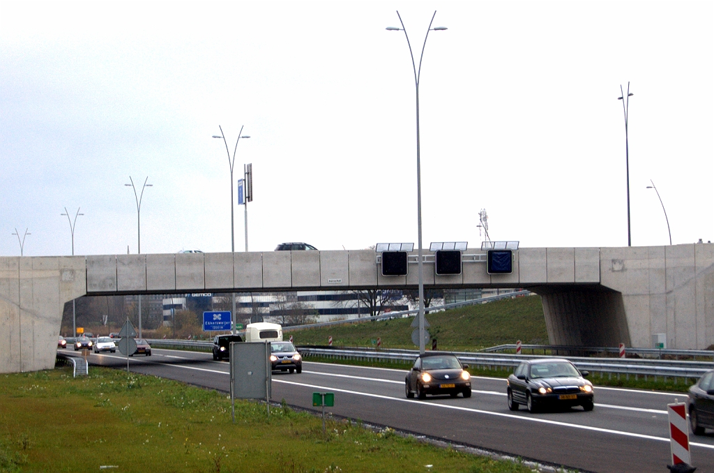 20091212-113329.bmp - Drie stuks, omdat de invoeger vanuit Woensel ook onder het viaduct nog doorloopt. Het nieuwe bordje valt door dit geweld dan ook nauwelijks op.