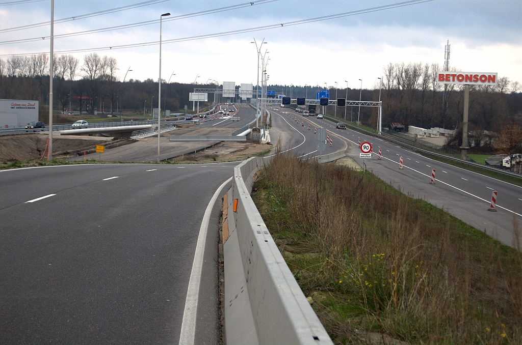 20091212-120326.bmp - De sinds vannacht verlaten A50 fasering over de "col d'Ekkersrijt". De uiteindelijke ligging van de A50 rijbaan in zuidelijke richting is de middelste rijbaan...