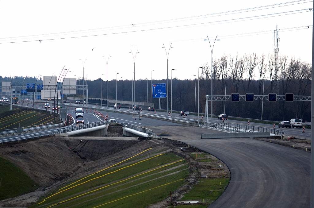 20091212-121546.bmp - ...maar voorlopig is het een volgende fasering over het westelijke viaduct in KW 41, wat uiteindelijk de verbindingsweg Nijmegen-Woensel moet worden. Staat dat mastbord langs de andere rijbaan niet een beetje uit het lood?  week 200945 