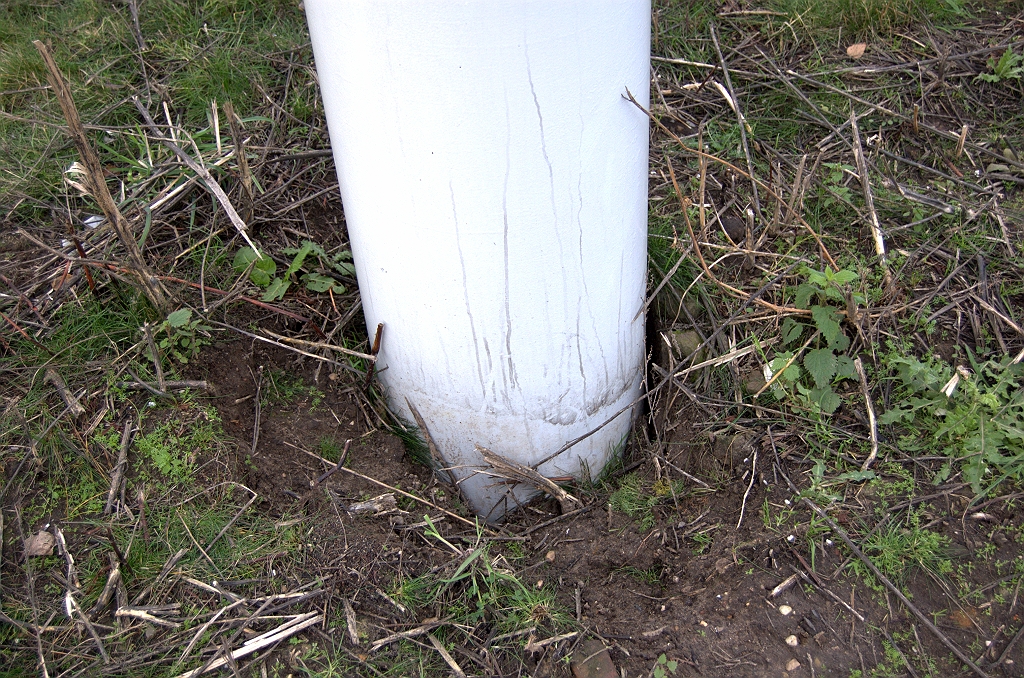 20091212-130259.bmp - Aan de voet van de mast is wat grond verdwenen, maar van een acute gevaarzetting lijkt geen sprake.