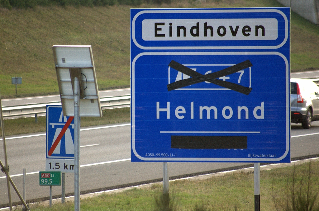 20091212-134918.bmp - Agglomeratiebord en afritaankondiging op 1 paneel. Het moet voor veel Eindhovenaren een vreemde gewaarwording zijn om de afrit  Helmond  te moeten nemen om thuis te geraken.