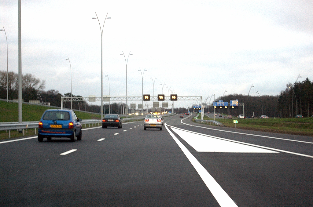 20091212-165435.bmp - Samenkomst met de verbindingsweg Breda-Maastricht. Geen invoegstrook maar een stukje driestrooks A2 hoofdrijbaan.  week 200948 